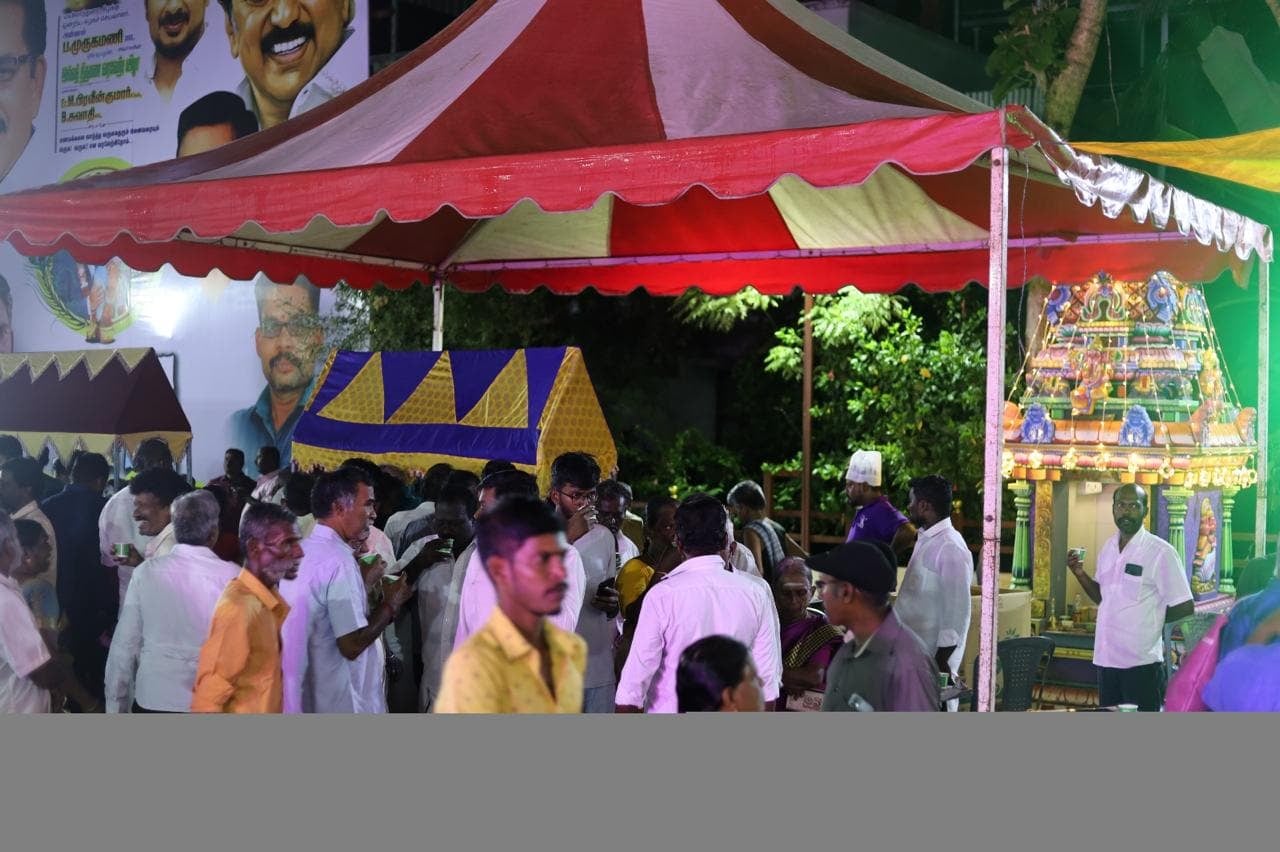 Crowd at the entrance tent at S.S Mahal