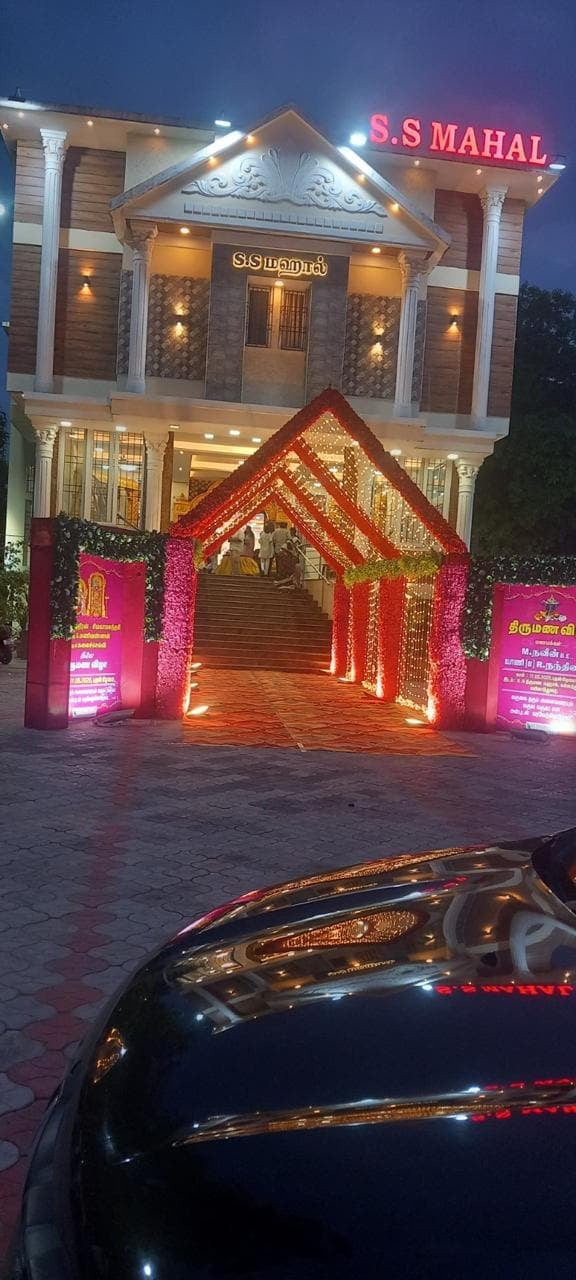 Red arch walkway at S.S Mahal